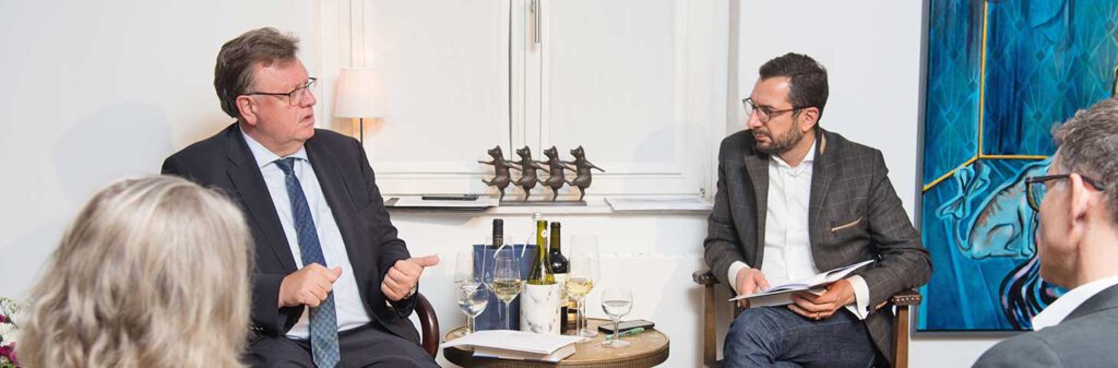 Professor Dr. Johannes Beermann, Vorstand Deutsche Bundesbank und Peter Zimmermann im Gespräch beim Salon Brückenkopf
